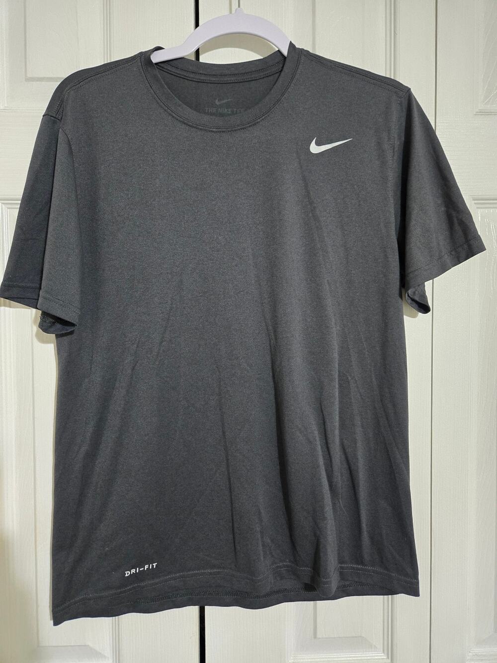 The nike tee medium men's gray athletic tshirt